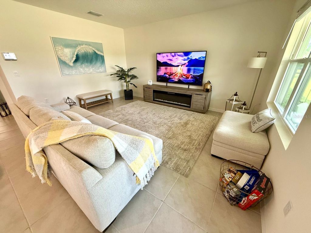 Image 7 of property listing at 17132 EDGEMONT LANE, Clermont, FL 34714