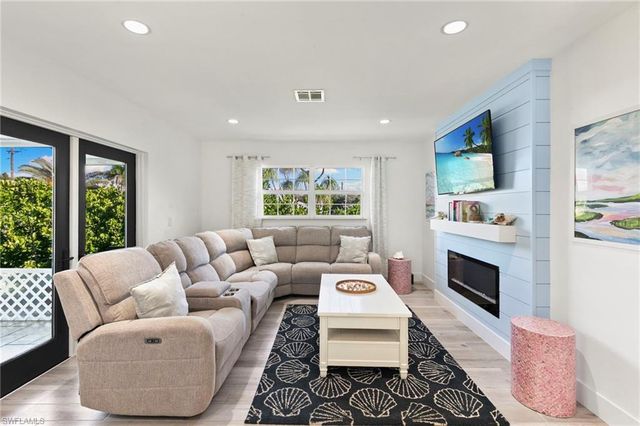 101 San Salvador ST, Naples, FL 34113