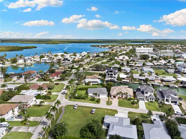 101 San Salvador ST, Naples, FL 34113