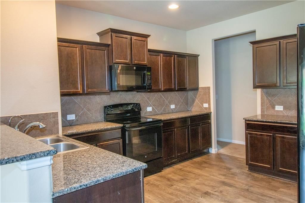 142 Leon River LOOP, Hutto, TX 78634