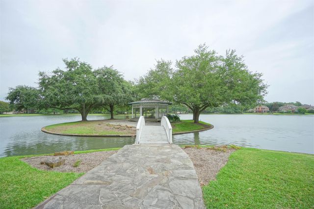 5602 Whisper Ridge Drive, Sugar Land, TX 77479