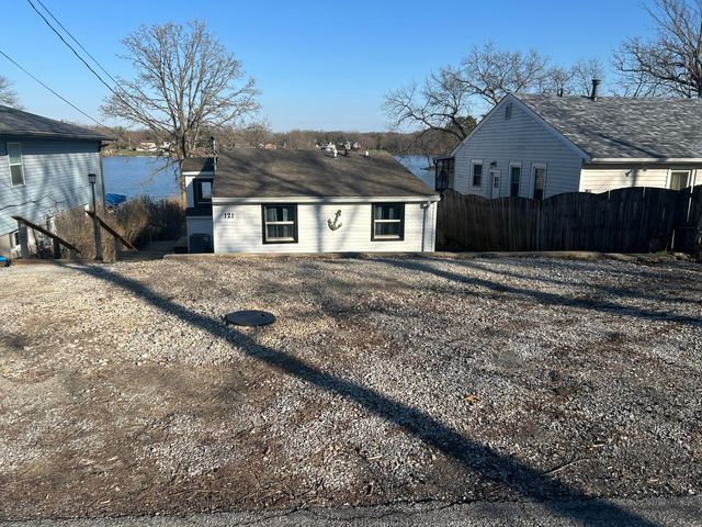 121 W Lakeview Drive, Lowell, IN 46356