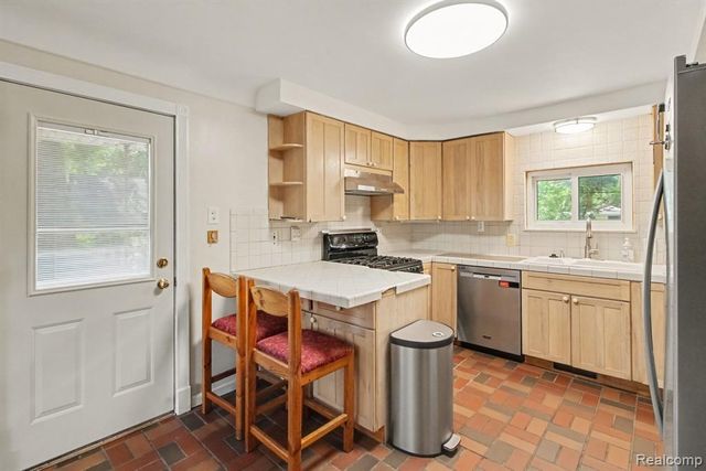 23831 Seneca Street, Oak Park, MI 48237