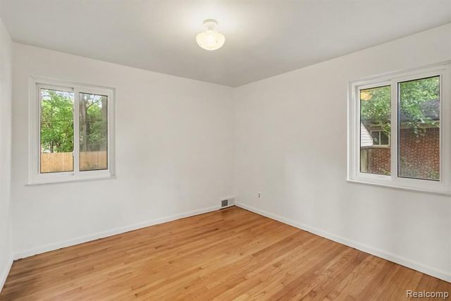 23831 Seneca Street, Oak Park, MI 48237
