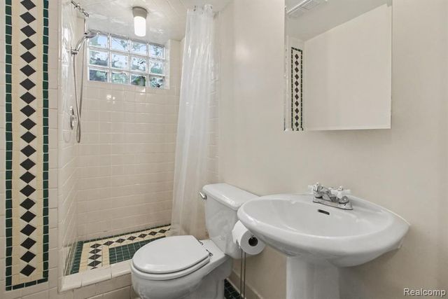 23831 Seneca Street, Oak Park, MI 48237