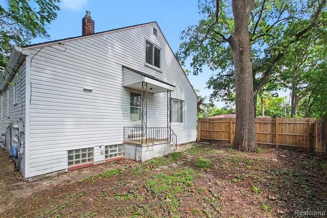 23831 Seneca Street, Oak Park, MI 48237