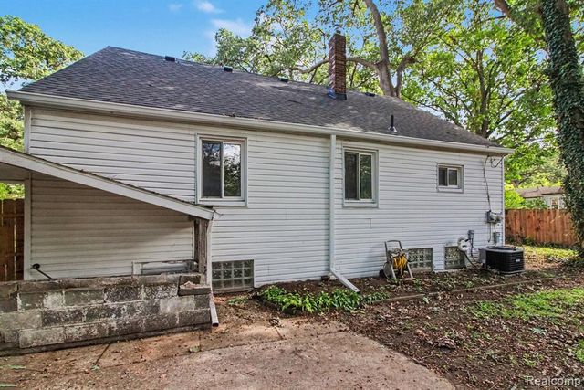 23831 Seneca Street, Oak Park, MI 48237