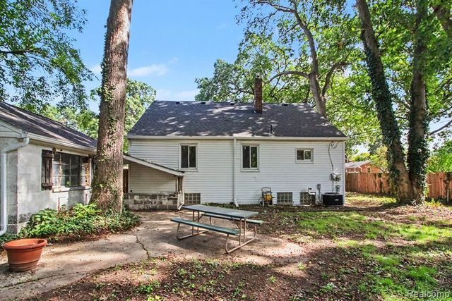 23831 Seneca Street, Oak Park, MI 48237