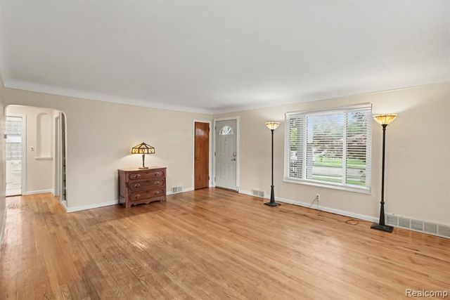 23831 Seneca Street, Oak Park, MI 48237