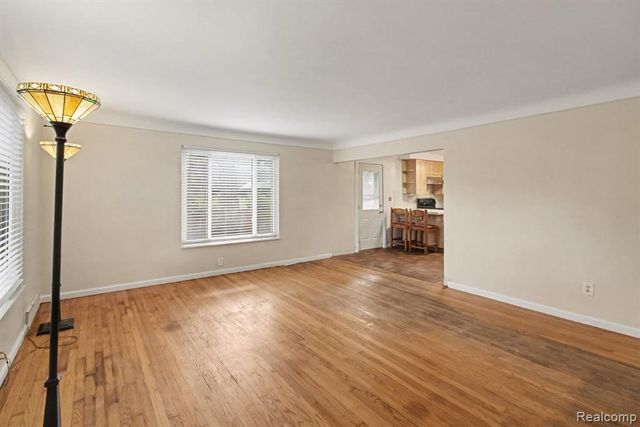23831 Seneca Street, Oak Park, MI 48237
