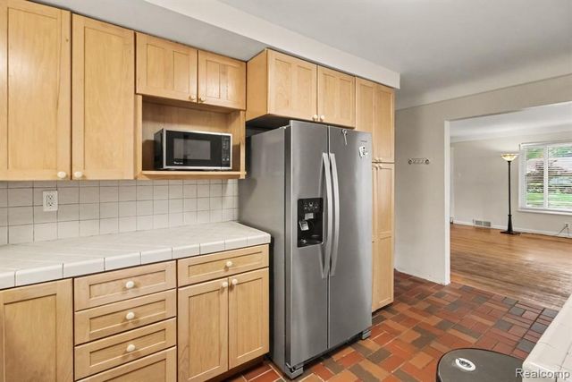 23831 Seneca Street, Oak Park, MI 48237
