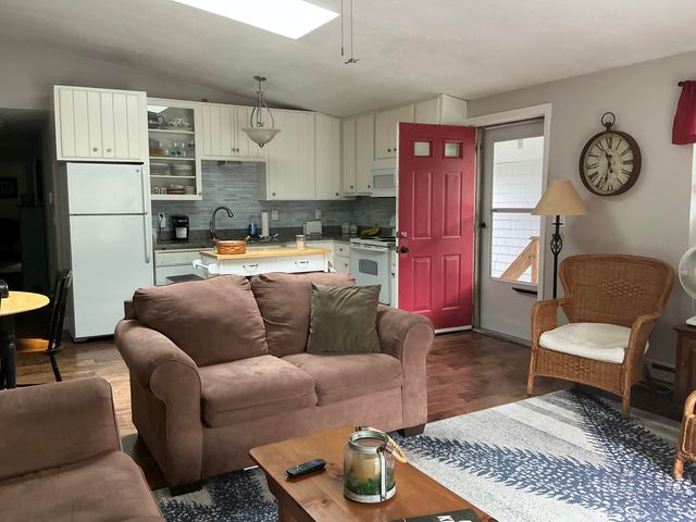 70 Cape Drive APT 1D, Mashpee, MA 02649