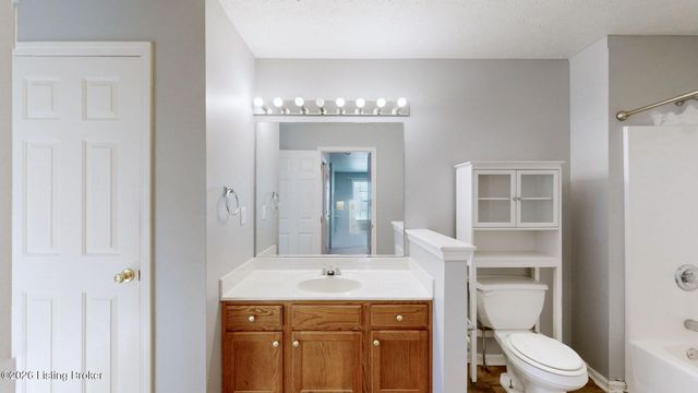6815 Currington Cir, Louisville, KY 40258
