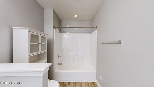 6815 Currington Cir, Louisville, KY 40258