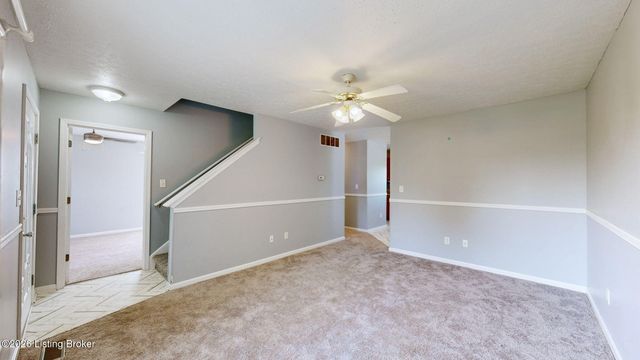 6815 Currington Cir, Louisville, KY 40258