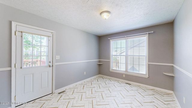 6815 Currington Cir, Louisville, KY 40258