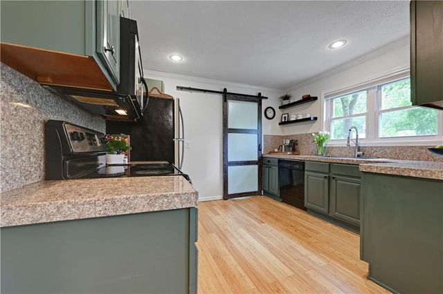 2525 W 79th Street, Prairie Village, KS 66208