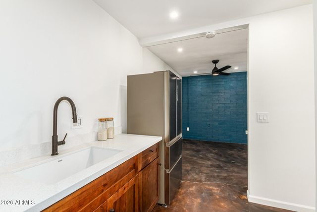 2402 W WELDON Avenue, Phoenix, AZ 85015