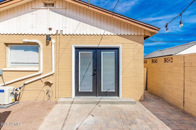 2402 W WELDON Avenue, Phoenix, AZ 85015
