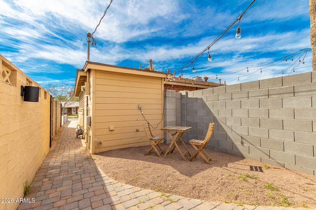 2402 W WELDON Avenue, Phoenix, AZ 85015