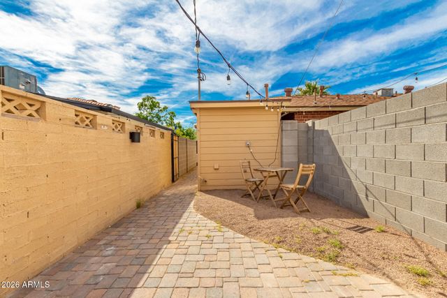2402 W WELDON Avenue, Phoenix, AZ 85015
