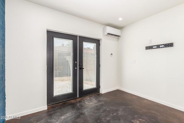 2402 W WELDON Avenue, Phoenix, AZ 85015
