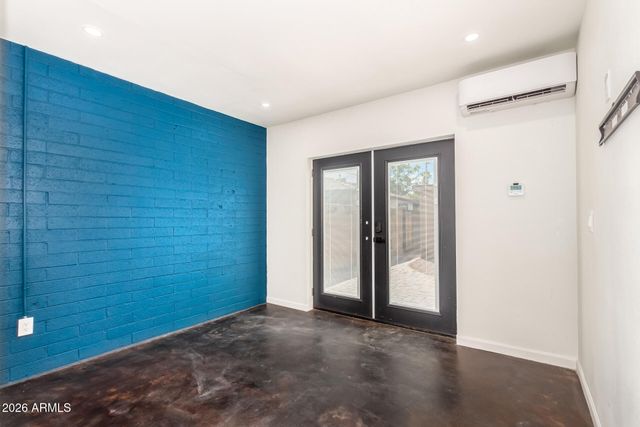 2402 W WELDON Avenue, Phoenix, AZ 85015