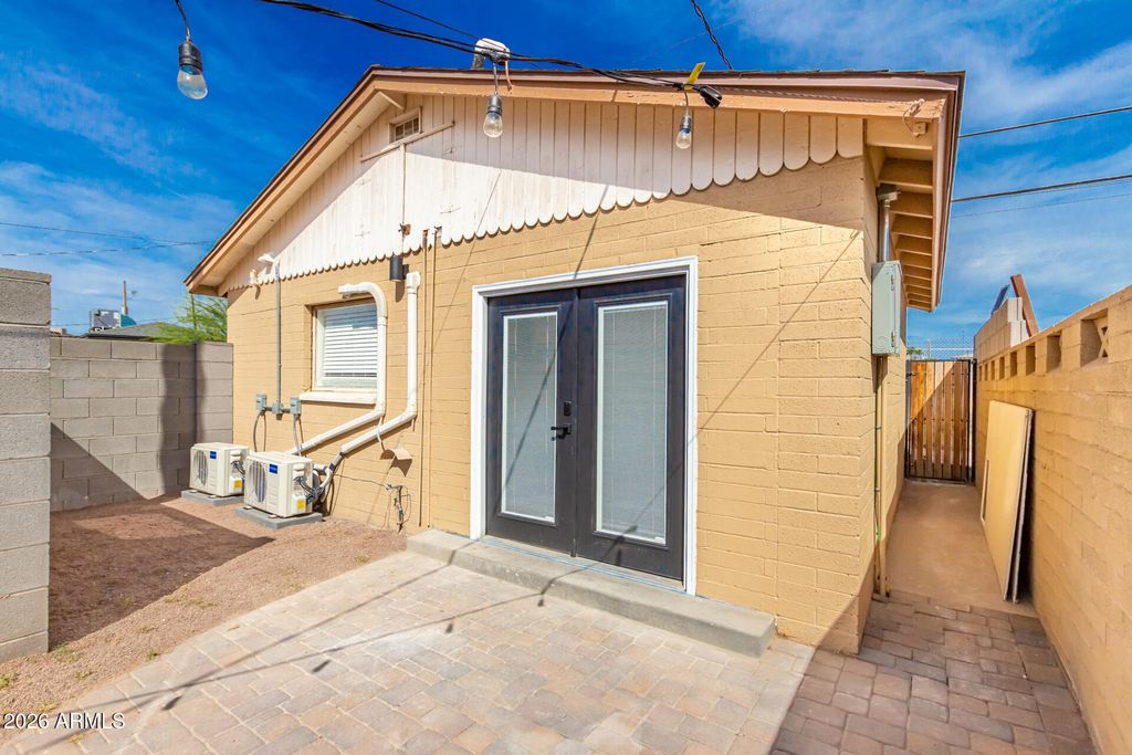 2402 W WELDON Avenue, Phoenix, AZ 85015