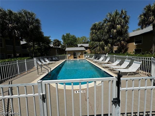 9570 Crescent Garden DR 201, Naples, FL 34109