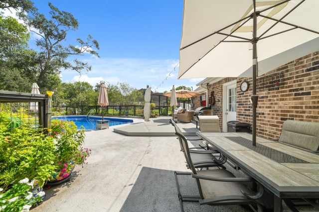5311 W Plantation Oaks Drive, Rosharon, TX 77583