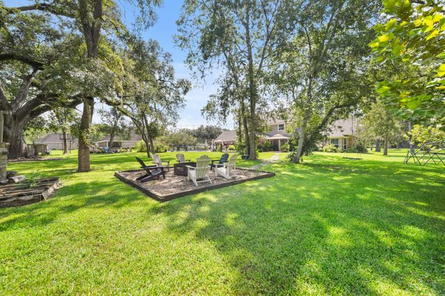 5311 W Plantation Oaks Drive, Rosharon, TX 77583