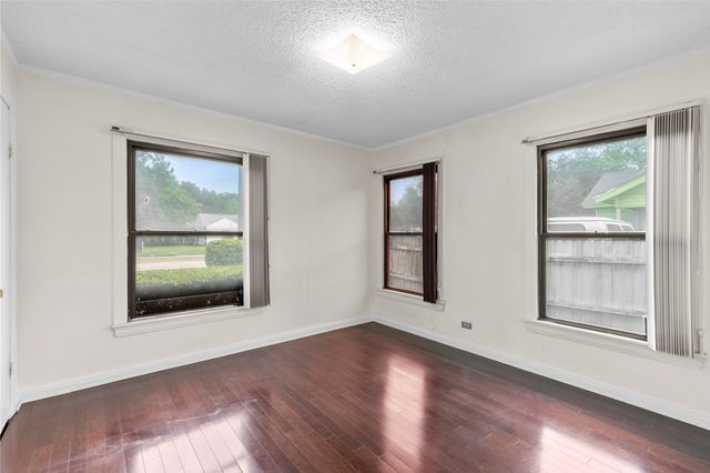 1109 N Jim Miller Road, Dallas, TX 75217