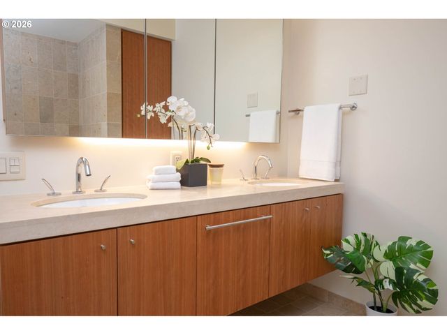 841 S GAINES St, Portland, OR 97239