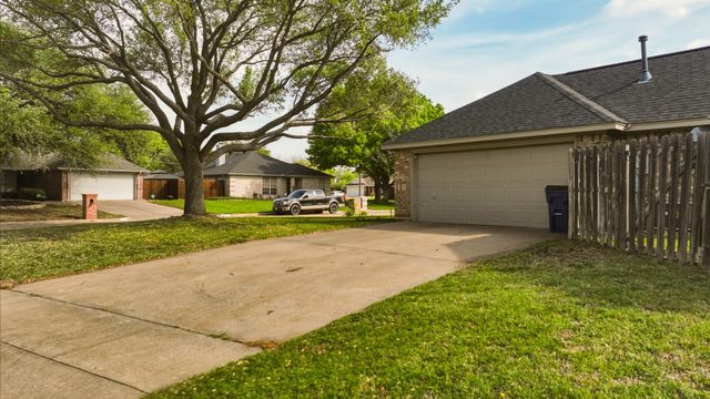 500 Bluebonnet Drive, Burleson, TX 76028
