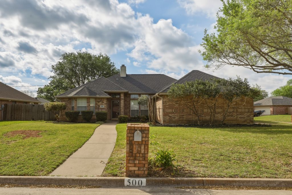 500 Bluebonnet Drive, Burleson, TX 76028