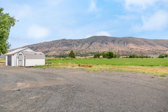 9452 Matney Way, Klamath Falls, OR 97603