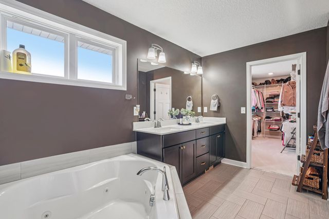 5928 Pinnacle Circle NE, Prior Lake, MN 55372