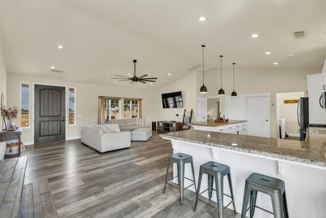 6048 Amos Ln, Valley Springs, CA 95252