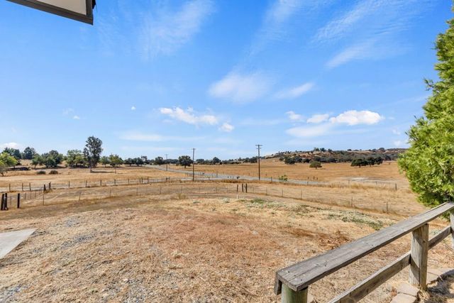 6048 Amos Ln, Valley Springs, CA 95252