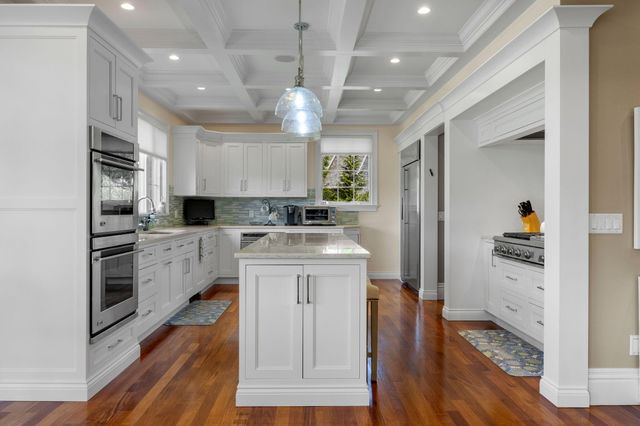 8 Bowsprit Point, Mashpee, MA 02649
