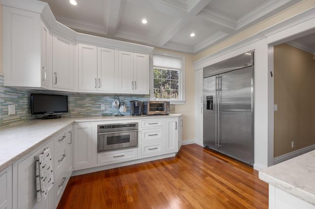 8 Bowsprit Point, Mashpee, MA 02649