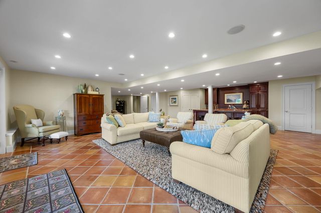 8 Bowsprit Point, Mashpee, MA 02649