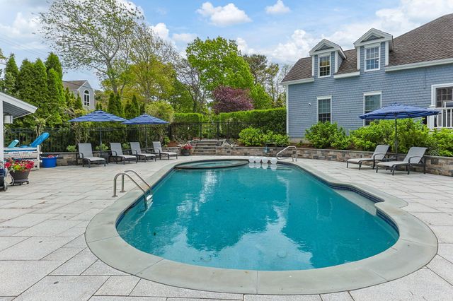 8 Bowsprit Point, Mashpee, MA 02649
