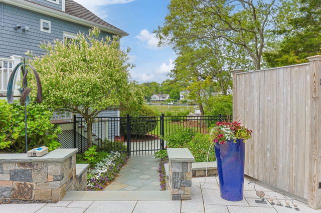 8 Bowsprit Point, Mashpee, MA 02649