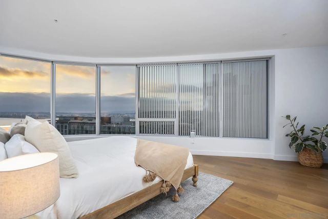888 W E 2302, San Diego, CA 92101