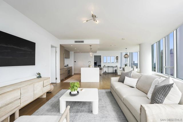 888 W E 2302, San Diego, CA 92101