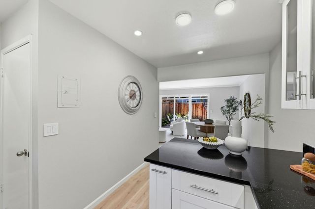 2047 Montecito Avenue 2, Mountain View, CA 94043