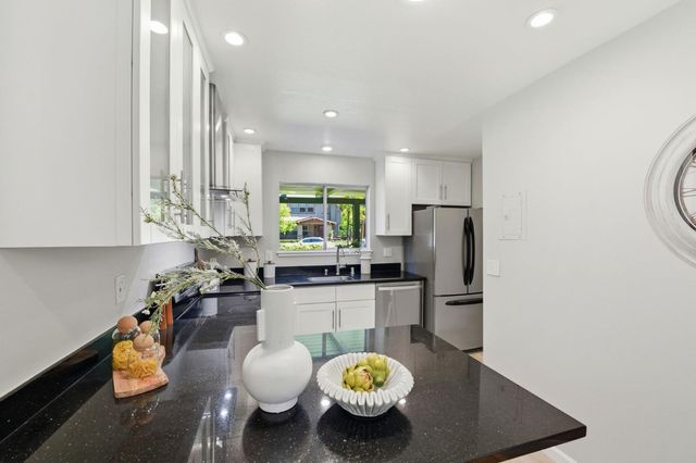 2047 Montecito Avenue 2, Mountain View, CA 94043