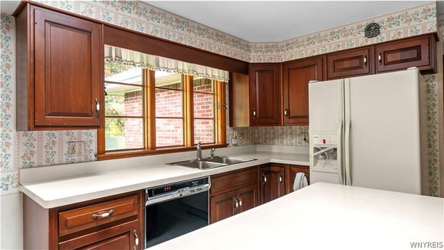 98 Woodlawn Avenue, Lancaster, NY 14086