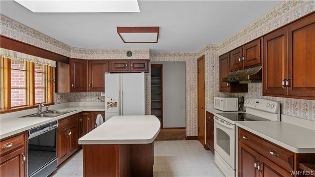 98 Woodlawn Avenue, Lancaster, NY 14086